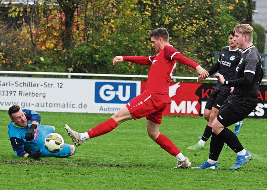 Trotz aller Personalprobleme müssen sich die Rot-Weißen aus Mastholte (in Rot) irgendwie durchbeißen, soll beim Tabellenletzten Herbern nicht die nächste Pleite folgen. Foto: Uli Schlink