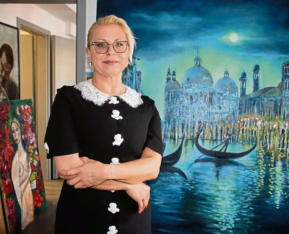 Die Farbe Blau und eine leichte Verfremdung der Motive prägen Tatiana Eickhoffs neue Arbeiten. Die Stadt Venedig ist eines ihrer Lieblingsmotive. Foto: Meschede