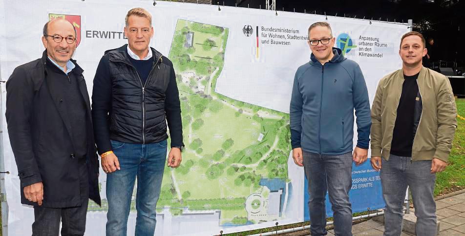 Stellten die Pläne für die Umgestaltung des Schlossparks vor (v.l.): Landschaftsarchitekt Klaus Schulze, Fachbereichsleiter Ralf Linnebur, Bürgermeister Hendrik Henneböhl und Landschaftsbauer Christoph Slawinski. Foto: Kabuth