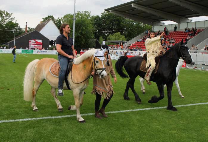 Im Sommer 2015 ritt der Trainer Daniel Farke nach über sechs Jahren endgültig aus dem Stadion des SV Lippstadt. Es war der Start einer großen Karriere, in der es der 47-Jährige mit allen Größen der Branche aufnahm. Als Gladbach-Coach auch mit Leverkusens Xabi Alonso. Fotos: Lütkehaus/dpa