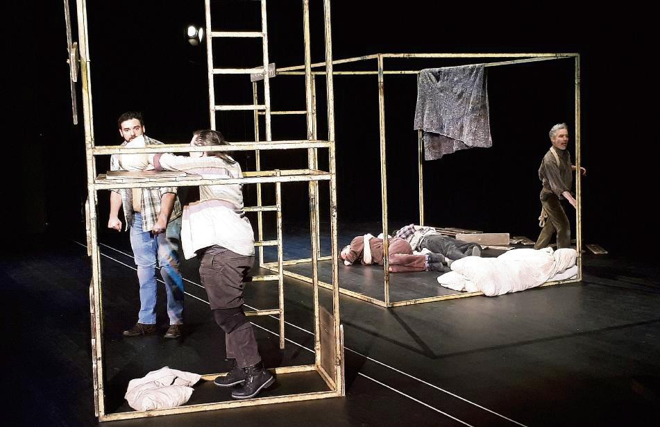 Reduktion als Prinzip: Das TNT Theatre Britain brachte George Orwells „Animal Farm“ mit nur fünf Darstellern und schlichtem Bühnenbild auf die Bühne. Dennoch erwies sich Gaspard Legendres Inszenierung als großer Wurf. Foto: Gröbing