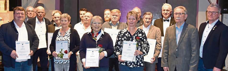 Thomas Rasch (r.), 1. Vorsitzender des VfL Hörste-Garfeln, und Ehrenvorsitzender Herbert Wessel (2.v.r.) nahmen im Rahmen des Sportlerballs im Landhaus Günther die Ehrungen langjähriger Vereinsmitglieder vor.