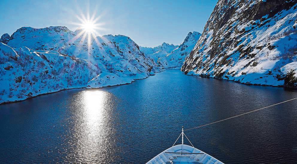 Unterwegs mit einem Hurtigrutenschiff können Touristen an Hafenstädten in Norwegen aussteigen und individuell Ausflüge ins Landesinnere machen.