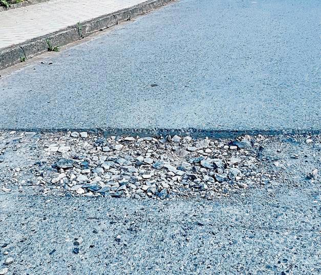 Bitte absteigen! Tiefe Furchen und grober Schotter machen das Radfahren auf Effelns Straßen schwierig. Foto: Erwin Koch