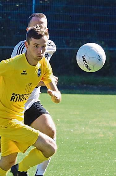 Drei Siege, drei Niederlagen: Die DJK Mellrich (in Gelb) will das Ganze nun in eine positive Richtung lenken, so Trainer Christopher Köthemann vor dem Spiel in Hörste. Foto: Thomas Wiegand