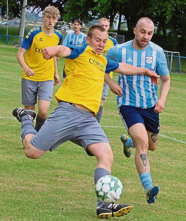 Den Abstiegskrimi in Effeln entschied der Gast aus Rixbeck-Dedinghausen (in Blau-Weiß) mit 4:1 für sich. Foto: Brand