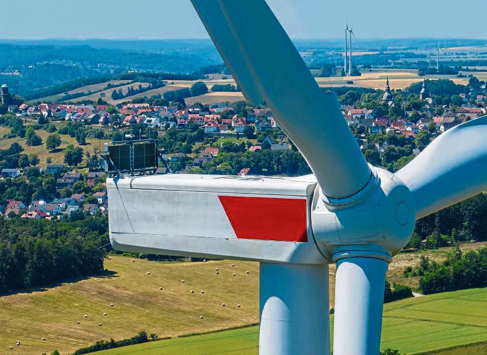 Windräder gibt es auf Rüthener Stadtgebiet viele. Zu viele? Dieser Meinung ist zumindest Kneblinghausens Ortsvorsteher Robert Oesterhoff mit Blick auf sein Dorf. Foto: Eickhoff