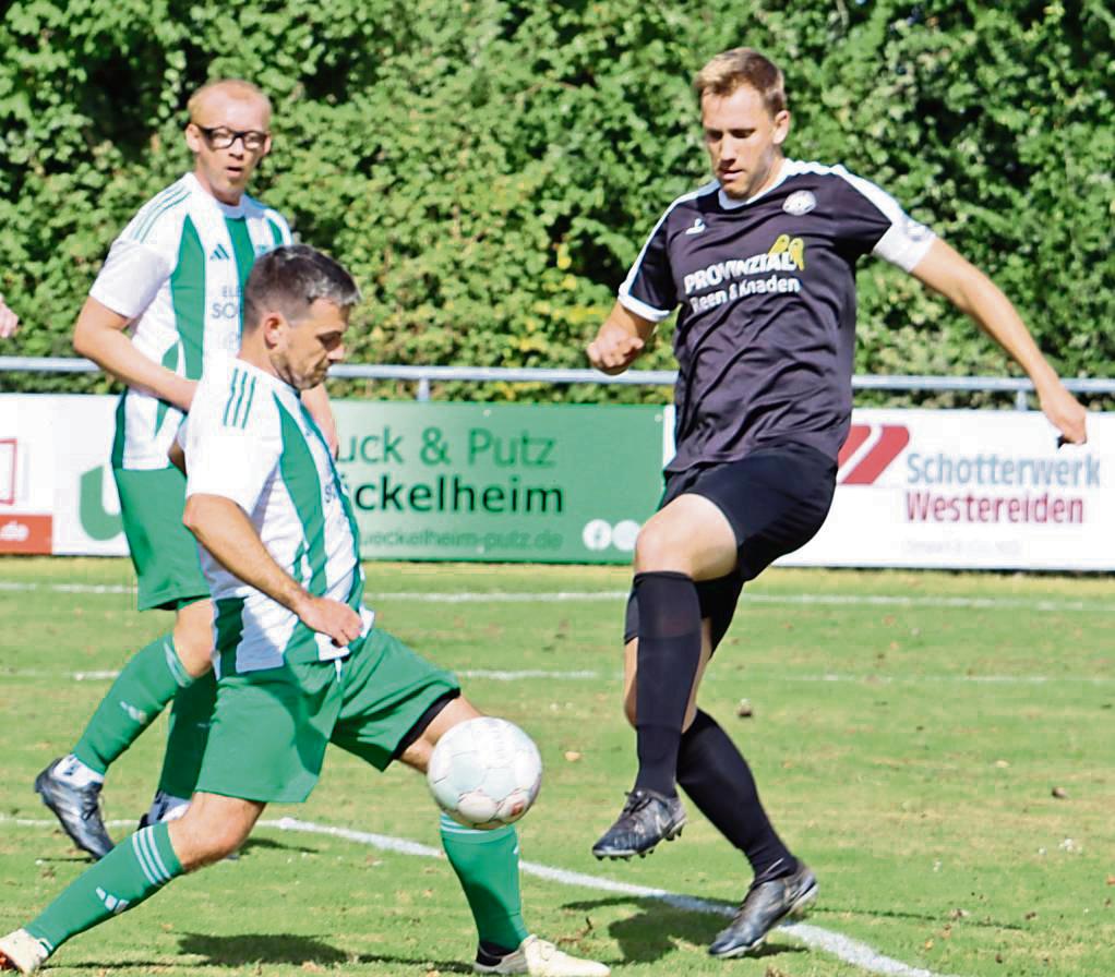 Die Kicker aus Berge (in Schwarz) verspielten gegen Stirpe eine 3:1-Führung und mussten sich am Ende mit einem 3:3-Remis begnügen. Foto: Uwe Feichtinger