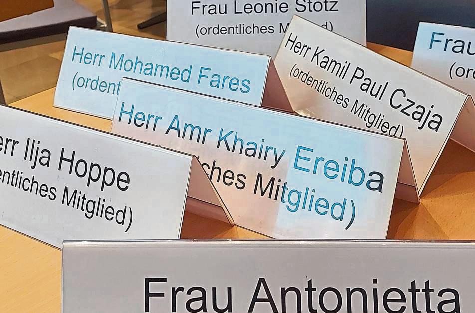 In den Integrationsrat (hier Namenskarten aus dem aktuellen Gremium) werden zehn Mitglieder direkt von den Bürgern gewählt, fünf weitere entsendet der Stadtrat. Archivfoto: Heienbrok