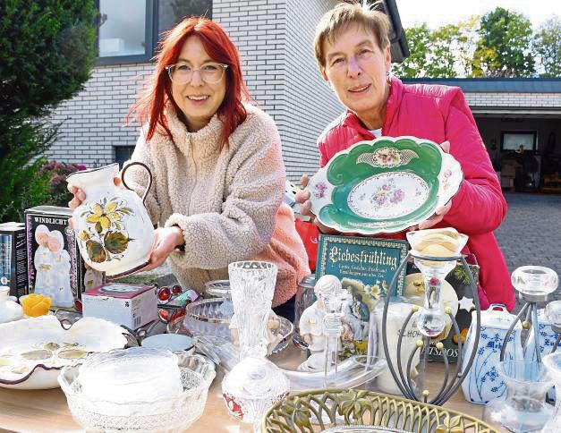 Mit einem Verkaufsstand von altem Geschirr und Porzellan nahmen diese beiden Damen am zweiten Dorftrödel in Effeln teil. Fotos: Georg Giannakis