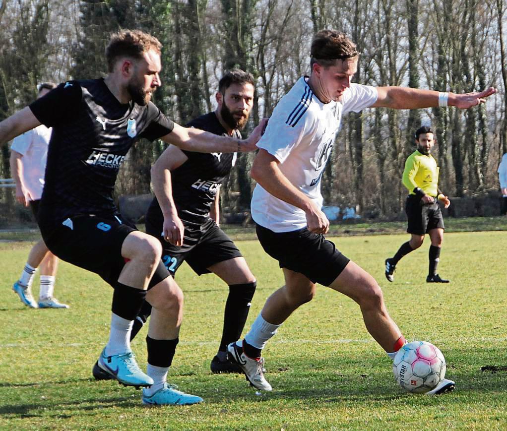 Hier können die SCL-Akteure Schneider und Tabaja (in Schwarz) Störmedes Elias Hoffmann noch stoppen. Doch nach der Pause brachte er seinen SuS auf die Siegerstraße. Foto: Schnieder