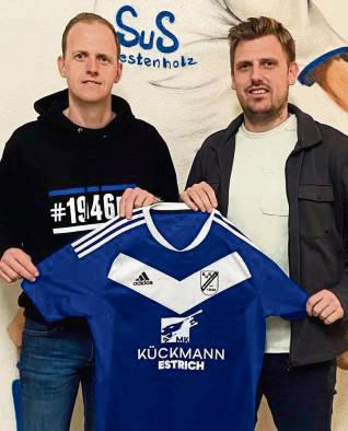 Kein Unbekannter in Reihen des SuS Westenholz ist der neue Coach Michael Schormann (r.), den Abteilungs-Vorsitzender Andre Brunnert (l.) begrüßte.