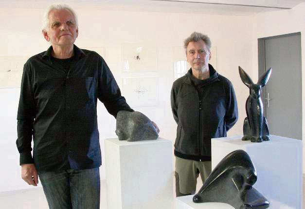 Die Arbeiten von Bernd Bergkemper und Michel M. (v.l.) sind derzeit im Kunstraum Hof Scheer zu sehen.