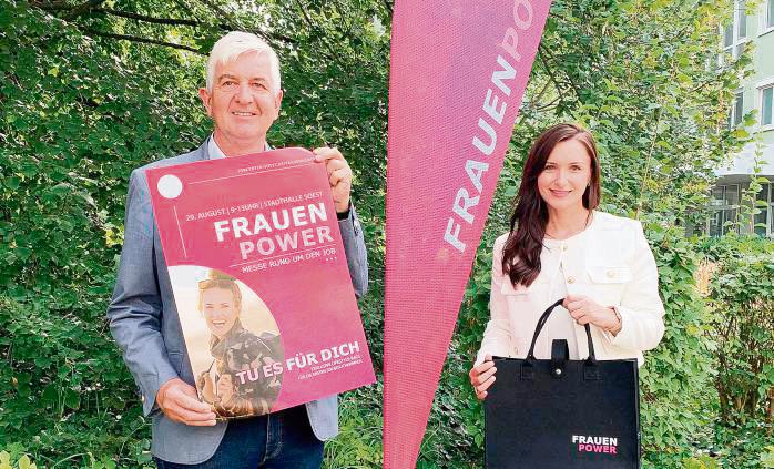 „Tu es für Dich“: Jobcenter-Geschäftsführer Martin Steinmeier und die Chancengleichheit-Beauftragte Anna Dedic werben für die Frauenpower-Messe in Soest. Auf die ersten 500 Besucherinnen wartet eine Lifestyle-Tasche. Foto: Bormann
