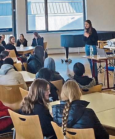Eine Redakteurin war zu Besuch an der Schule und hat einen Vortrag vorbereitet.