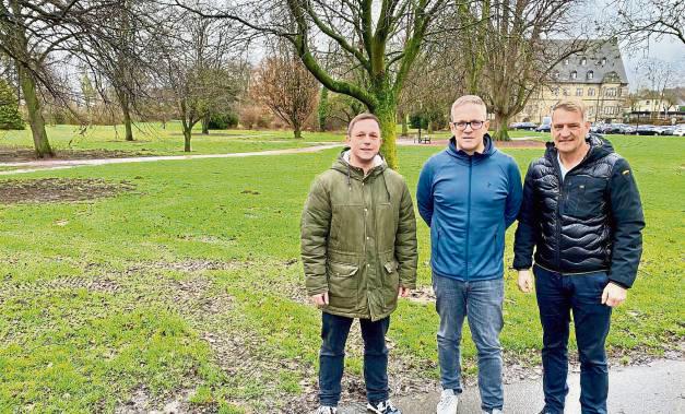 Erläutern die Maßnahmen: v.l. Gärtnermeister Christoph Slawinski, Bürgermeister Hendrik Henneböhl und Fachbereichsleiter Ralf Linnebur.