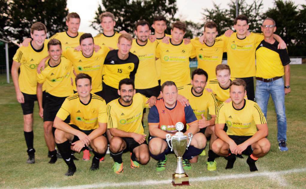 Doppelt historisch: Als erstes Reserveteam gewann der SuS Bad Westernkotten II mit Trainer Fritz Struhs (h.r.) die Erwitter Fußball-Stadtmeisterschaft. Gleichzeitig waren es die letzten Titelkämpfe. Dann kam Corona. Archivfoto: Feichtinger