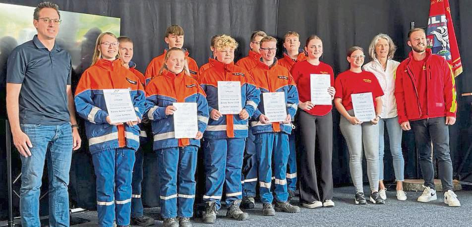 Für ihre Leistungen zeichnete Ben Steinbrecher (l.) unter anderem die Jugendfeuerwehrgruppe Steinhausen aus.