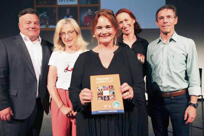 Im Juni 2025 stellte Frauke Kämmerling das Kulturprogramm für die Saison 2025/2026 vor. Dass sie vor Ende der Spielzeit die KWL verlassen würde, konnte da noch keiner ahnen. Mit im Bild: der damalige Bürgermeister Arne Moritz, Irmgard Thiemeyer (Werner-Bohrer-Kreis), Maria Pöttker (Jazzclub) und Burkhard A. Schmitt (Städtischer Musikverein). Foto: Andreas Balzer