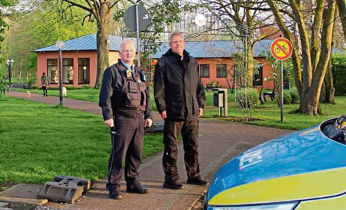 Rainer Walter von der Polizei und Jürgen Wieners vom Ordnungsamt Erwitte kontrollieren gemeinsam den Kurpark.