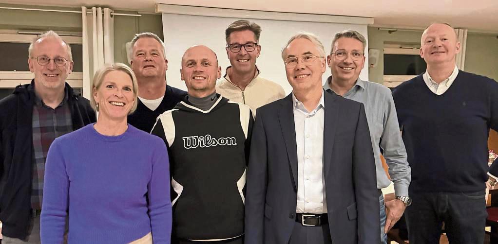 Verkündeten einen kräftigen Mitgliederzuwachs (v.l.): Burkhard Alkemeier, Tanja Heyn, Manfred Bischoff, Pavel Jakunin, Dr. Olaf Heyn, Peter Hinz, Christian Langer und Andreas Ortkemper vom Vorstand des TC GW Lippstadt.