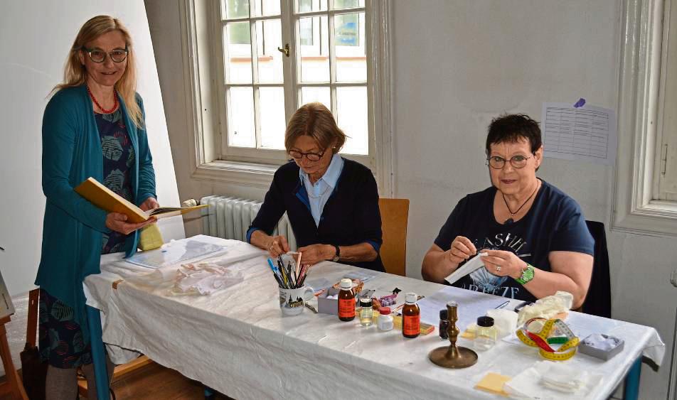Museumsleiterin Dr. Christine Schönebeck und die ehrenamtlichen Mitarbeiterinnen Christiane Bohr und Elfi Steinhoff-Sibbe demonstrieren den ersten Schritt, den Exponate durchlaufen, wenn sie aufgenommen werden: das Aufbringen der Inventarnummern.