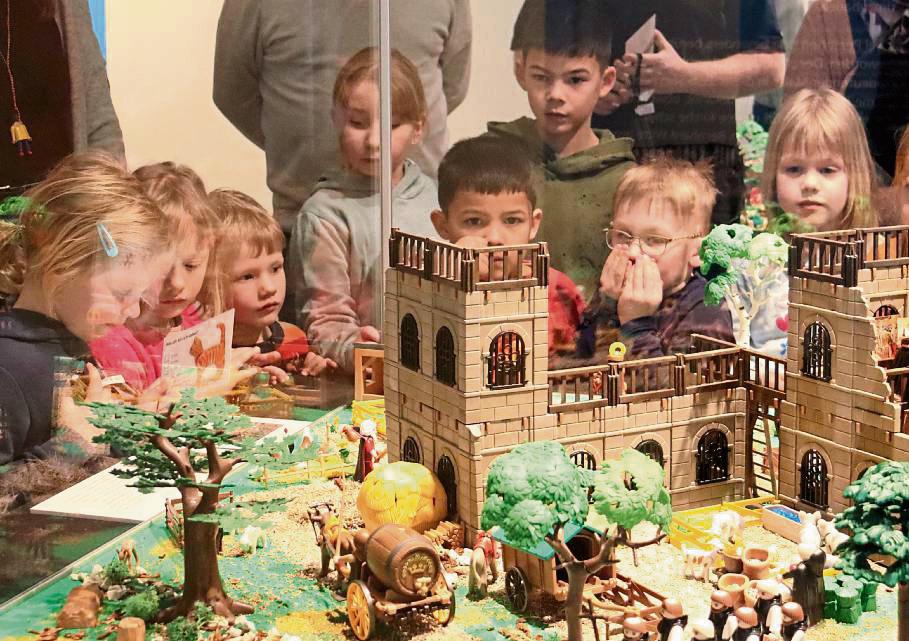 Staunen können kleine und große Besucher über die Playmobil-Welten im Museum Abtei Liesborn, die Geschichten aus der Vergangenheit erzählen. Fotos: Bertermann