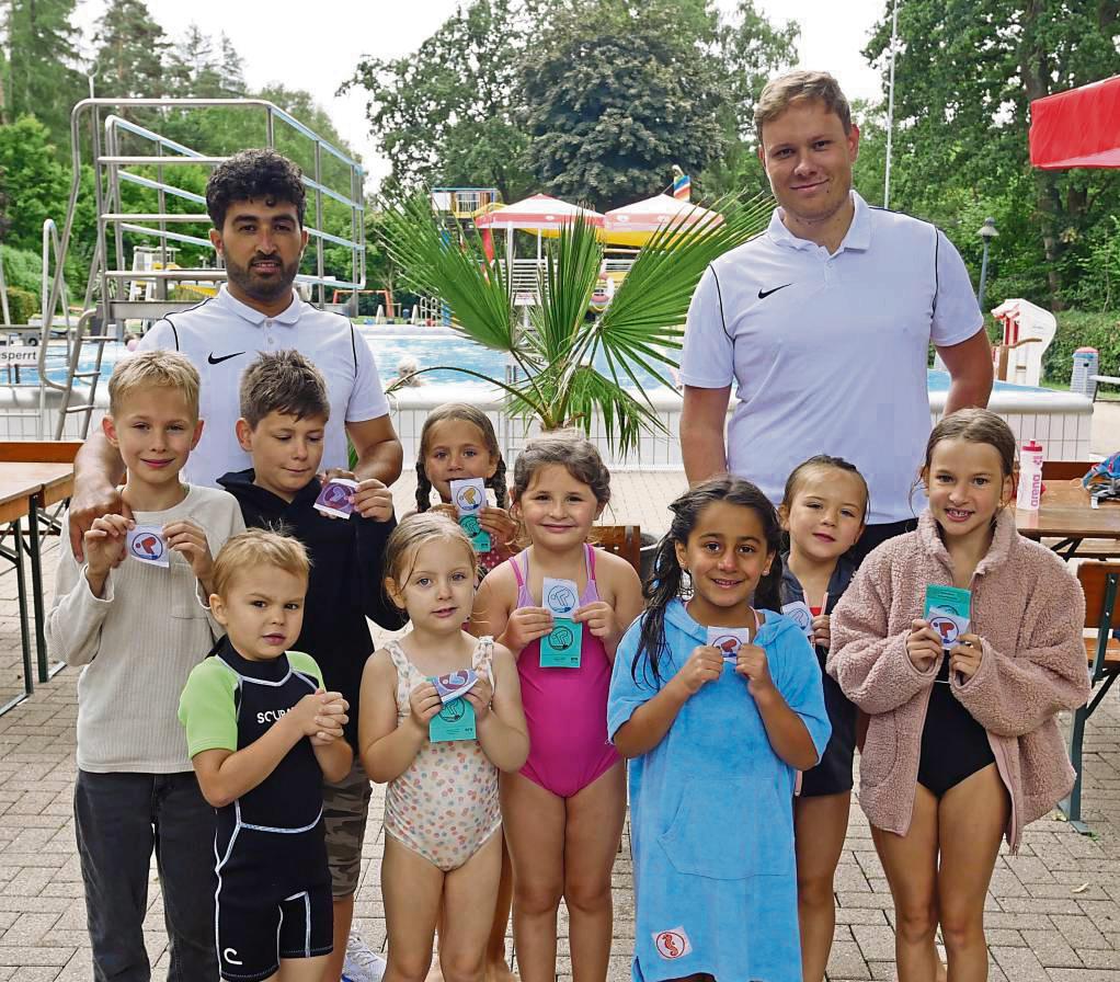 Nach erfolgreich absolviertem Kurs konnten die Schwimmmeister Arno Setaghyan und Max-Gregor Gerhardt den kleinen Schwimmern ihre Abzeichen überreichen. Fotos (2): Sarah Bsdurek