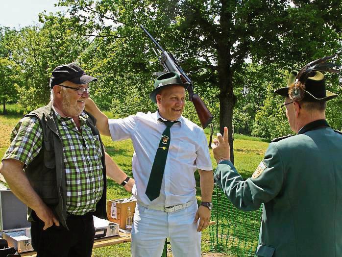 Nach dem kuriosen Ende des Vogelschießens muss nicht nur König Patrick Haberstroh (M.) herzhaft lachen. Foto: Puls