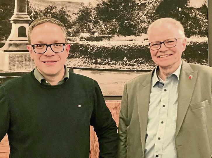 Bürgermeister Hendrik Henneböhl (l.) und Ortsvorsteher Martin Jöring beantworten Fragen der Einwohner und setzen diese auf den neuesten Stand. Foto: Wibke Bußmann