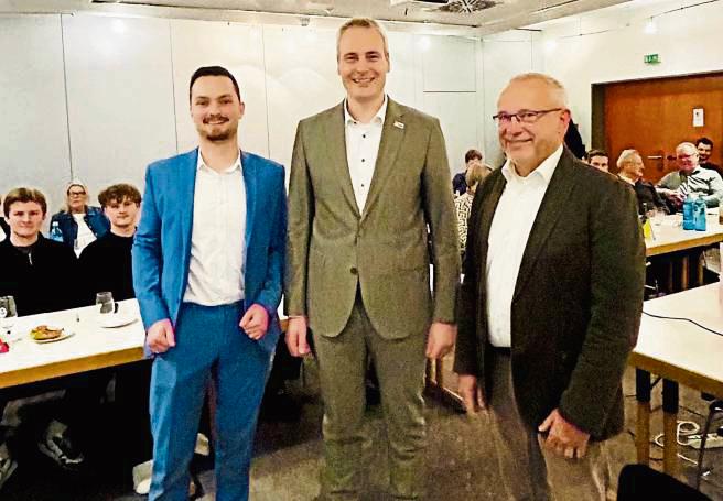 Beim außerordentlichen Parteitag des FDP-Stadtverbands sprachen Kreisvorsitzender Fabian Griewel, als Gast Neu-Bürgermeister Alexander Tschense und Vorsitzender Jürg Haseloff.