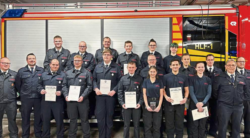 Diese Feuerwehrleute sind bei der Jahresdienstbesprechung befördert worden.