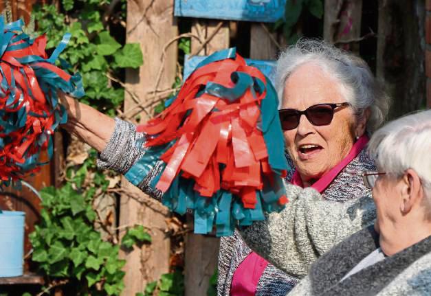 Ü70-Cheerleader: Die Senioren feuern die Kinder der Lindenschule kräftig an. Fotos: Dietz