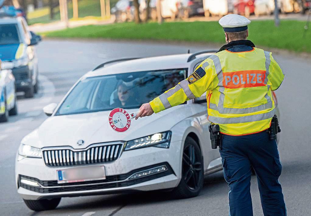 Hat die Kelle bald ausgedient? Der Geseker Friedrich-Wilhelm Veuhoff hat ein System entwickelt, mit dem die Polizei Autos quasi per Fernsteuerung abschalten kann. Das soll in Veuhoffs Sinne selbstverständlich nicht beim Rauswinken angewandt werden, sondern in Notfällen wie Verfolgungsjagden oder bei Gefährdung von Menschen. Foto: dpa