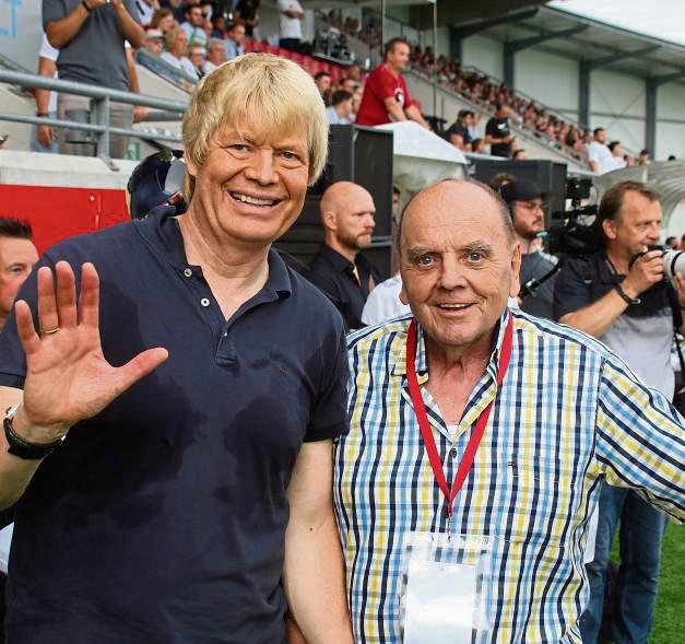 Gut gelaunt präsentierte sich Elmar Wienecke (l.), hier mit Hans Wille vom SV Lippstadt, beim Charity-Spiel von Matze Knop Anfang September in der Liebelt-Arena. Foto: Lütkehaus