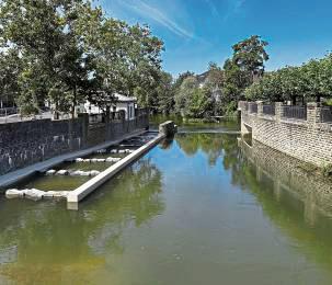 Leere Sandsäcke werden am Tivoli noch aus dem Lippe-Wasser gefischt. Foto: Cegelski