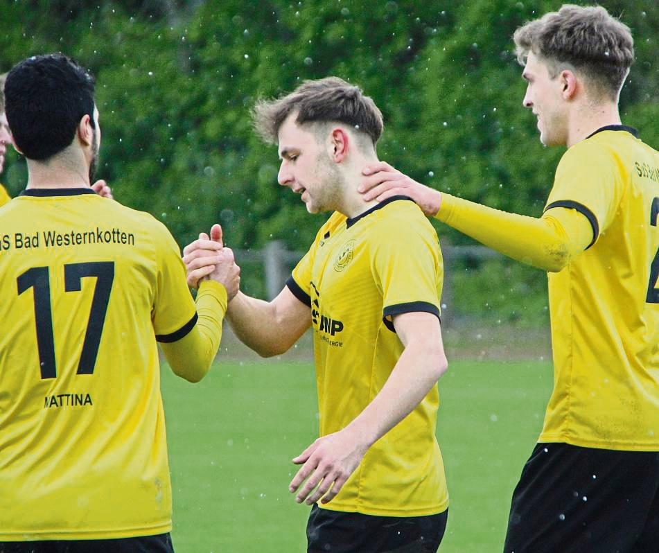 Doppeltorschütze und Vorlagengeber beim 4:0 gegen Tengern: Davin Hense (Mitte; hier beglückwünscht von Mattina, links, und Bertels) machte ein auffällig gutes Spiel. Foto: Heinke