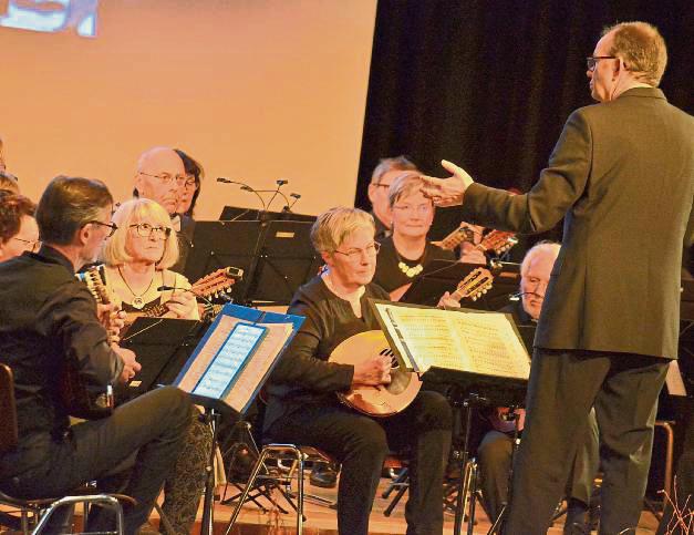 Martin Volmer dirigiert das Ensemble. FOTO: GRÖBING