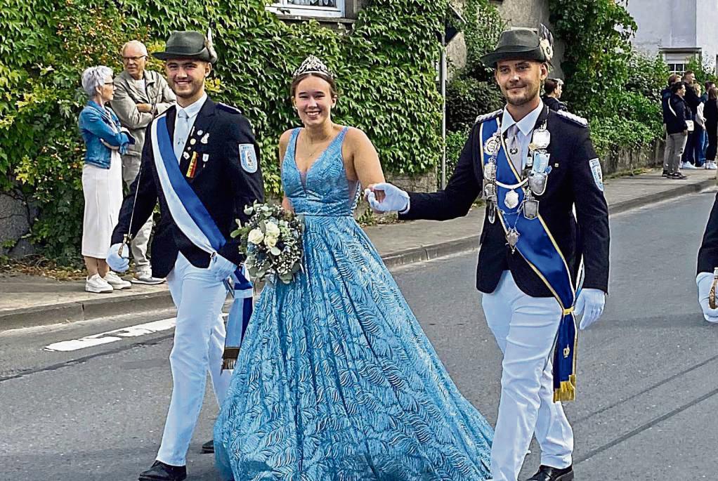 Das Königspaar Marie Vierhus und Marc de Buhr zog die Blicke auf sich. Fotos: Gerwin