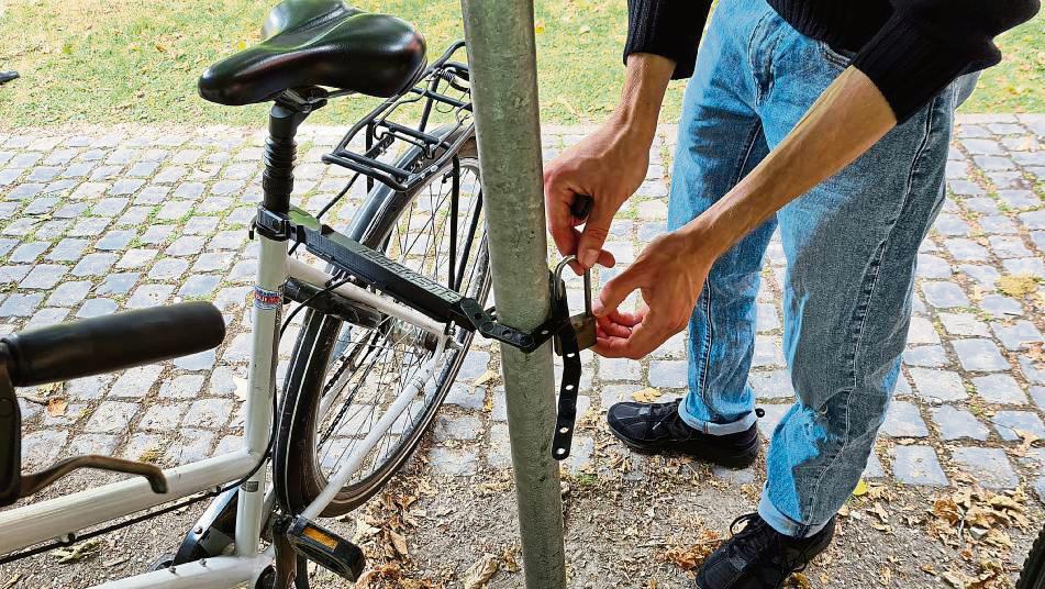 Rastet ein, steht stabil: Das neu entwickelte Fahrradschloss „Locksta“ schützt nicht nur vor Dieben, sondern auch vor Umkippen.