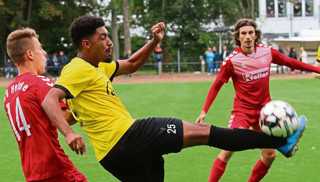 Trägt künftig Weiß-Schwarz statt Gelb-Schwarz: Maurice Ehikhuemelo (M.) schließt sich im Sommer dem Landesliga-Spitzenreiter SF Ostinghausen an. Foto: Wiegand