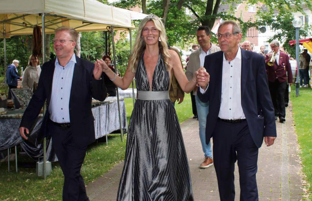 Strahlend wird die neue Sälzerkönigin Anne Gudermann von (v.l.) Mike Bernasco und Franz-Josef Schütte in den Kurpark geleitet. Fotos: S. Dietz