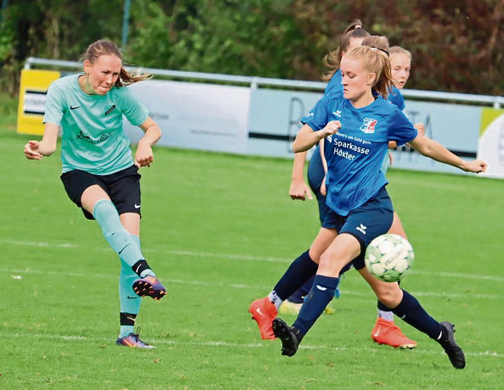 Traf beim Comeback zum zwischenzeitlichen 2:0: Anna Schiller (l.) und die Fußballfrauen von Germania Stirpe feierten einen 9:0-Kantersieg gegen Nethegau. Foto: Feichtinger
