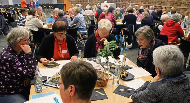 Rund 60 Frauen aus dem Dekanat Lippstadt-Rüthen diskutierten im Forum der Marienschule Lippstadt über ihre Rolle in Gesellschaft und Kirche.