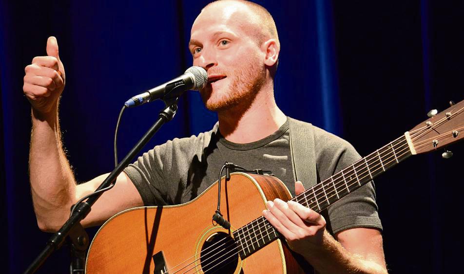 Gitarrist Jack Badcock bedankt sich für die Unterstützung des Publikums. Foto: Gröbing