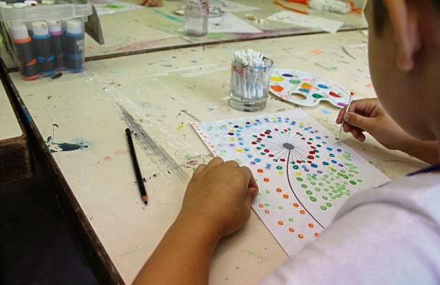 In der Pop-Up-Galerie haben die Kinder unter Anleitung von Nicole Schlepphorst Pusteblumen-Bilder gemalt.