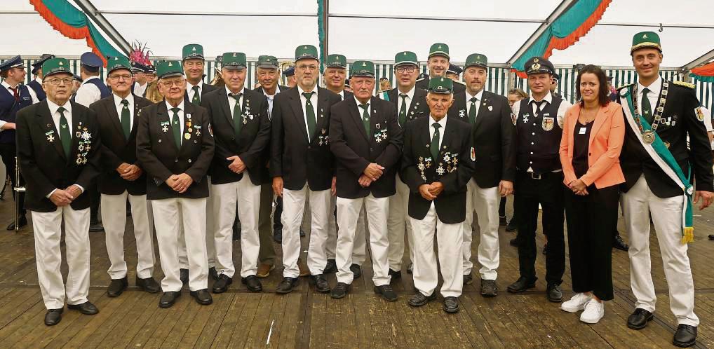 Für ihre langjährige Vereinsmitgliedschaft sind auf dem Westereider Schützenfest insgesamt 17 Schützenbrüder von Oberst Franz-Bernhard Meyer geehrt worden. Foto: Bsdurek