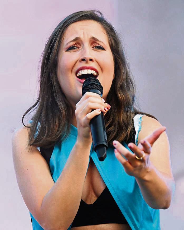 Upbeat-Songs und persönliche Texte hat Alice Merton am Freitag für das Anröchter Big-Day-Out-Publikum im Gepäck – und sicherlich auch den Welthit „No roots“. Foto: dpa
