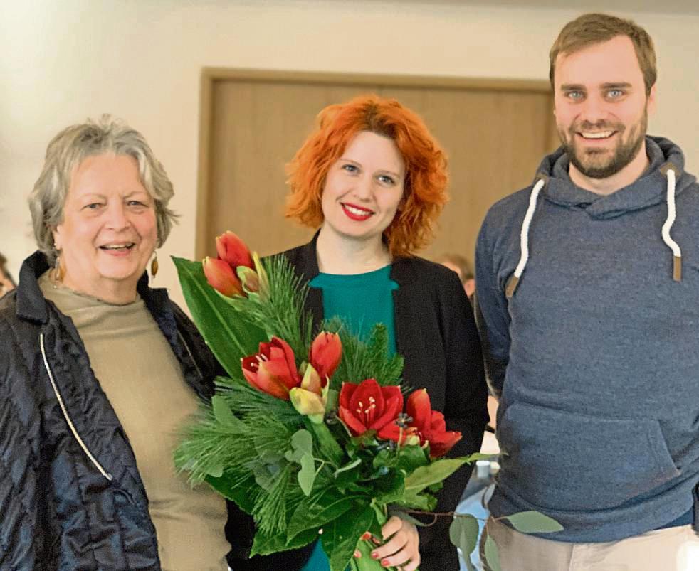 Die Grünen im Kreis Soest gehen mit Sarah Gonschorek (M.) als Direktkandidatin in den Bundestagswahlkampf. Das Sprecherteam mit Jutta Maybaum und Oliver Smith gehörte zu den ersten Gratulanten. Foto: Kienbaum