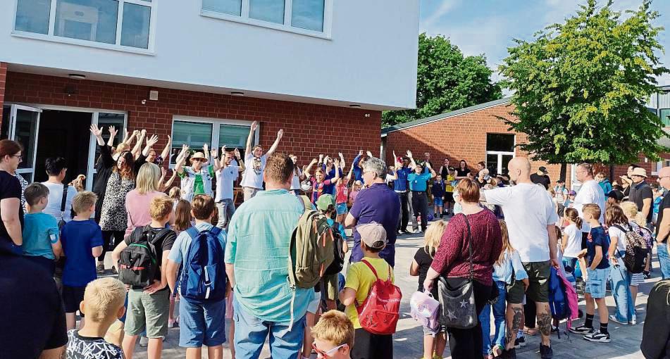 Unter dem Motto „Tief in den Dschungel“ verbringen 90 Kinder zwei abwechslungsreiche Ferienwochen mit Spiel, Kreativangeboten und Ausflügen – direkt vor der Haustür.